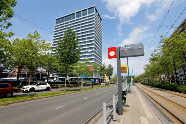 Tramhalte In de Bogaard met hoogbouw op de achtergrond aan het Bogaardplein in Rijswijk.