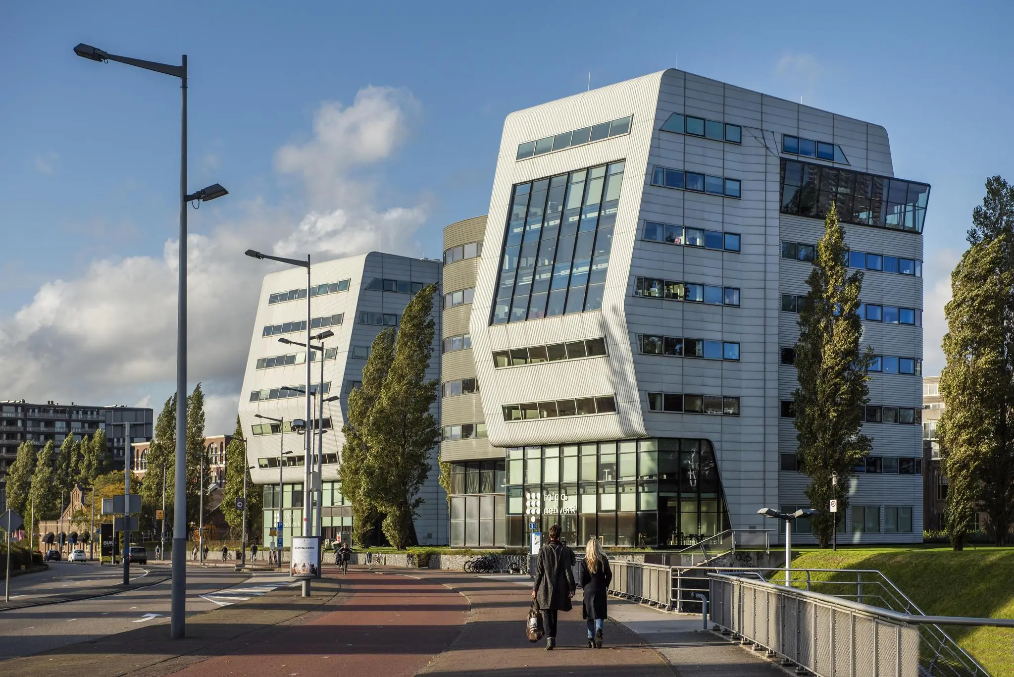 Modern kantoorgebouw van Rietlandpark in Amsterdam met opvallend schuine gevels op een zonnige dag.