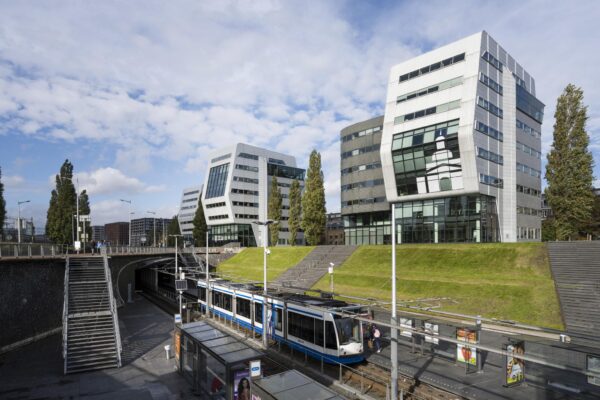 Tramhalte Rietlandpark met moderne kantoorgebouwen op de achtergrond in Amsterdam.
