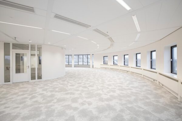 Licht en modern kantoorpand aan de Euclideslaan met gebogen ramenwand en glazen kantoorruimte.