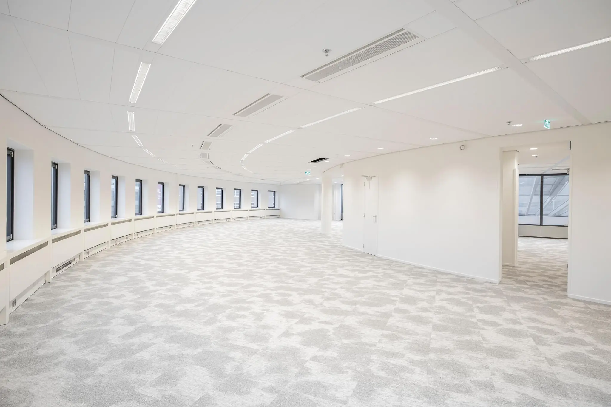 Licht en modern kantoorpand aan de Euclideslaan met gebogen wand en veel ramen.