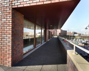 Balkon met uitzicht op de haven bij Dr. Lelykade 257 in Den Haag.