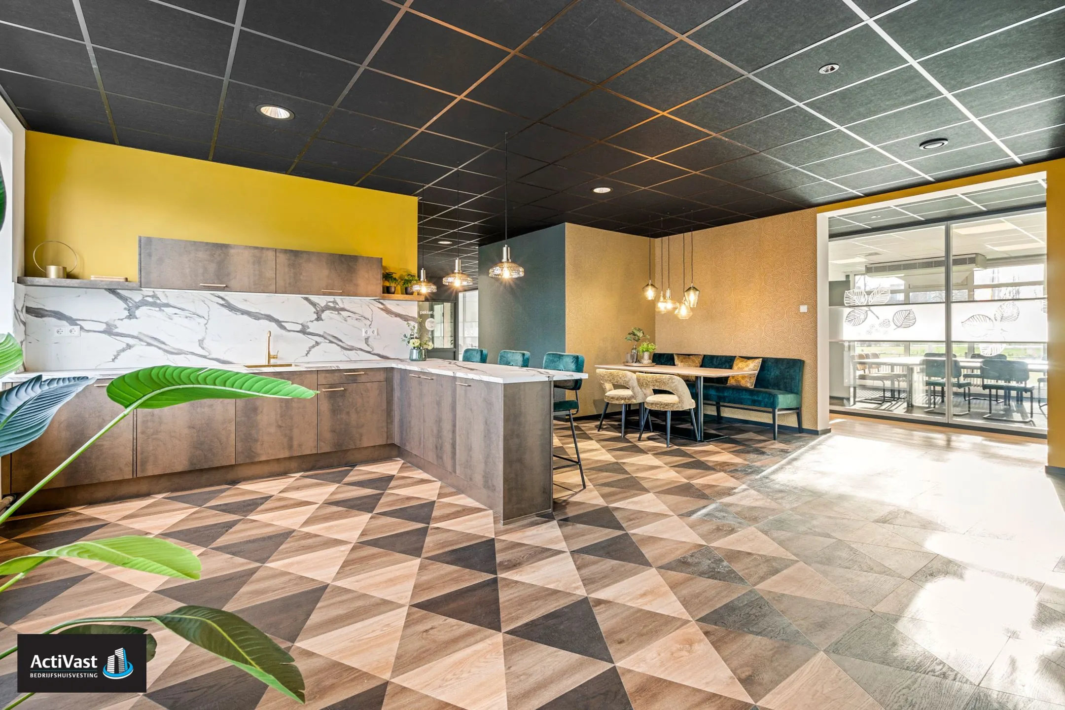 Moderne bedrijfskeuken met marmeren achterwand, houten kasten, geometrische vloer en een sfeervolle zithoek in Agro Business Park 22_7.