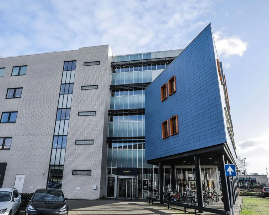 Modern kantoorgebouw in Amsterdam-Amersfoort met een opvallende blauwe gevel en glazen entree.