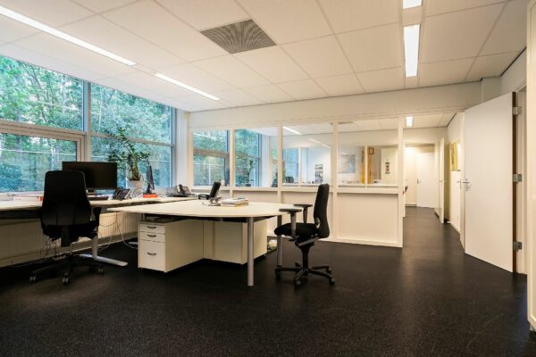 Modern kantoorinterieur met bureaus, bureaustoelen en grote ramen aan de Banningstraat 3_6.