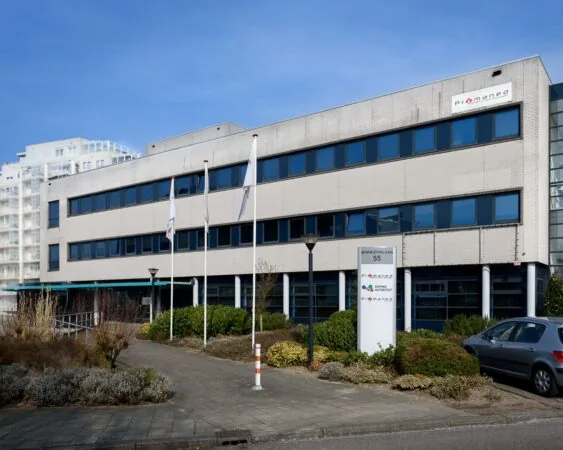 Kantoorgebouw aan de Barbizonlaan 55 in Capelle aan den IJssel met Promaneg en Europort Automatisering op de gevel en het naambord.