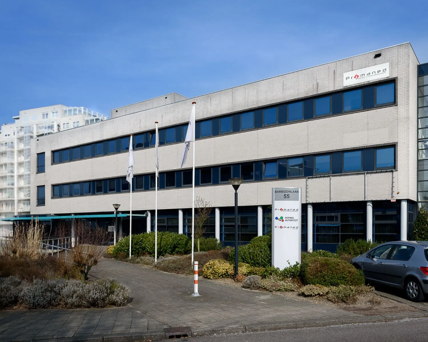 Kantoorgebouw aan de Barbizonlaan 55 in Capelle aan den IJssel met Promaneg en Europort Automatisering op de gevel en het naambord.
