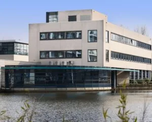 Modern kantoorpand aan het water aan de Barbizonlaan 55 in Capelle aan den IJssel.