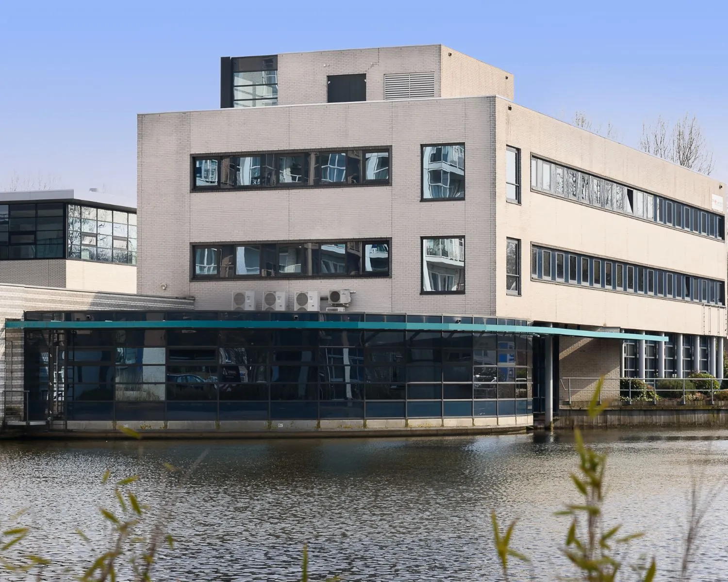Modern kantoorpand aan het water aan de Barbizonlaan 55 in Capelle aan den IJssel.