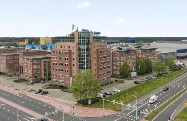 Kantoorgebouw aan de Baron van Nagellstraat 136 met meerdere verdiepingen, gelegen langs een drukke weg in een bedrijventerrein.