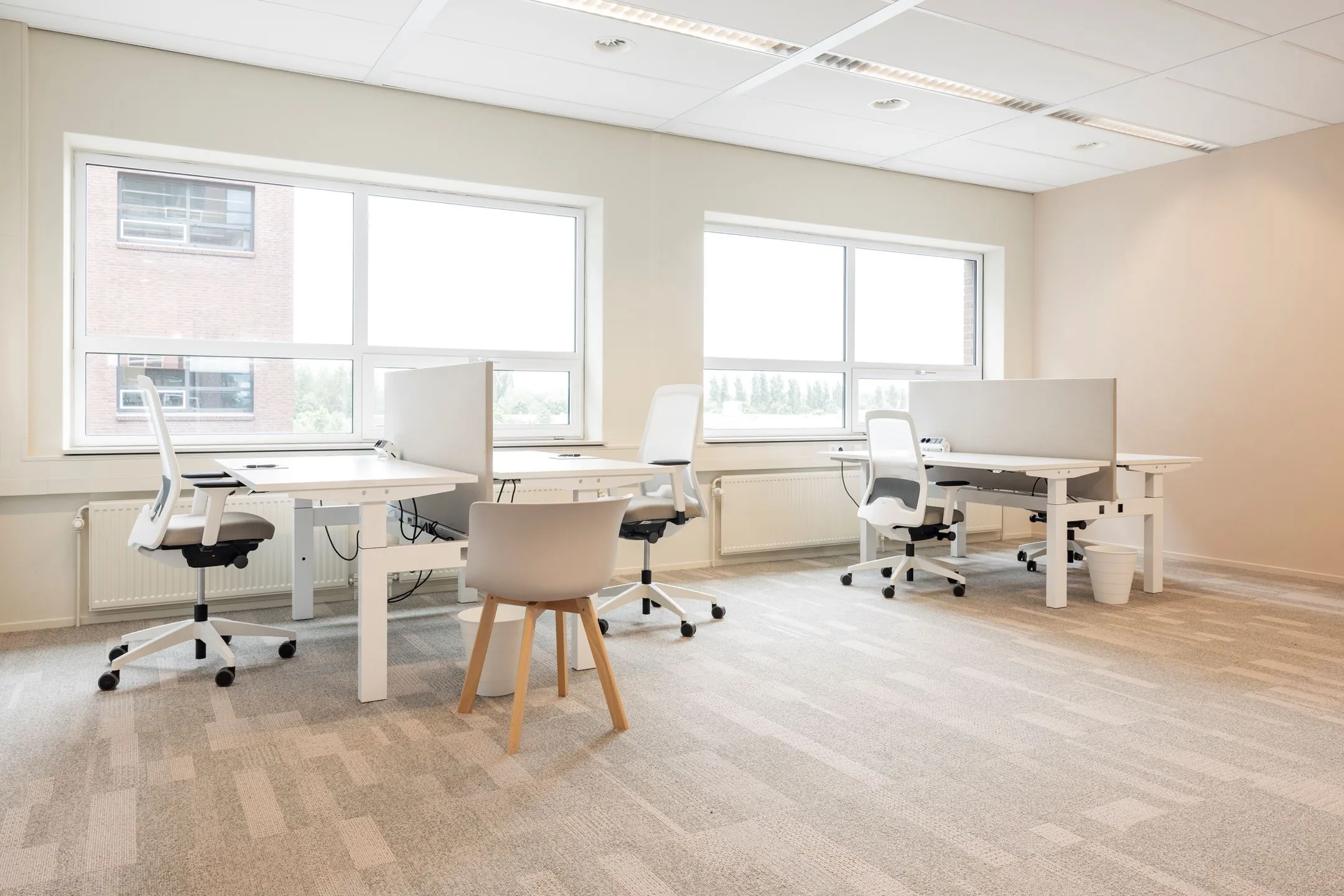 Licht en modern kantoor met vier werkplekken aan de Baron van Nagellstraat 136.