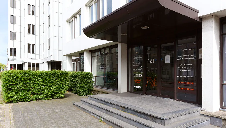 Ingang van het kantoorpand aan de Bezuidenhoutseweg 161 met glazen deuren en overkapping.