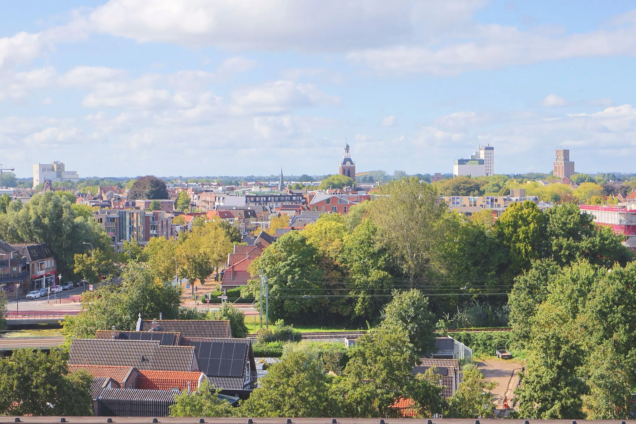 Uitzicht op de stad Meppel vanaf Blankenstein 400, met een mix van woningen, groen en herkenbare gebouwen aan de horizon.
