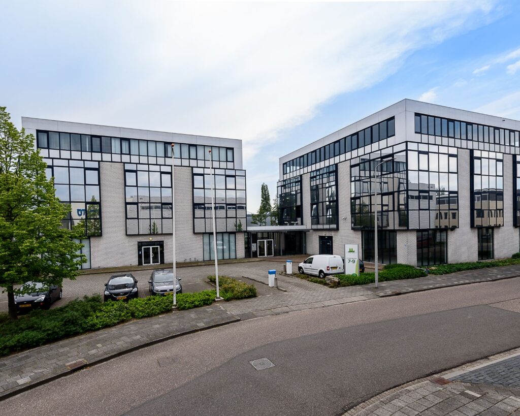Zakelijke kantoorpanden aan de Cypressbaan 7-9 in Capelle aan den IJssel met parkeergelegenheid en moderne gevels met grote ramen.