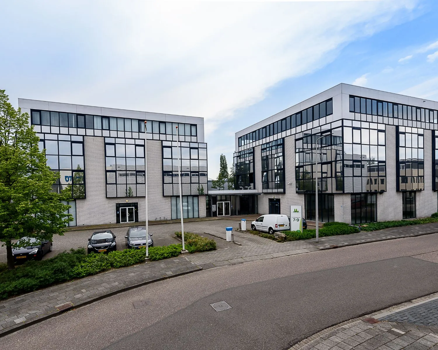 Zakelijke kantoorpanden aan de Cypressbaan 7-9 in Capelle aan den IJssel met parkeergelegenheid en moderne gevels met grote ramen.