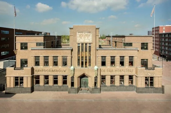 Vooraanzicht van het monumentale kantoorgebouw De Drie Hoefijzers aan de Ceresstraat 13 in Breda.