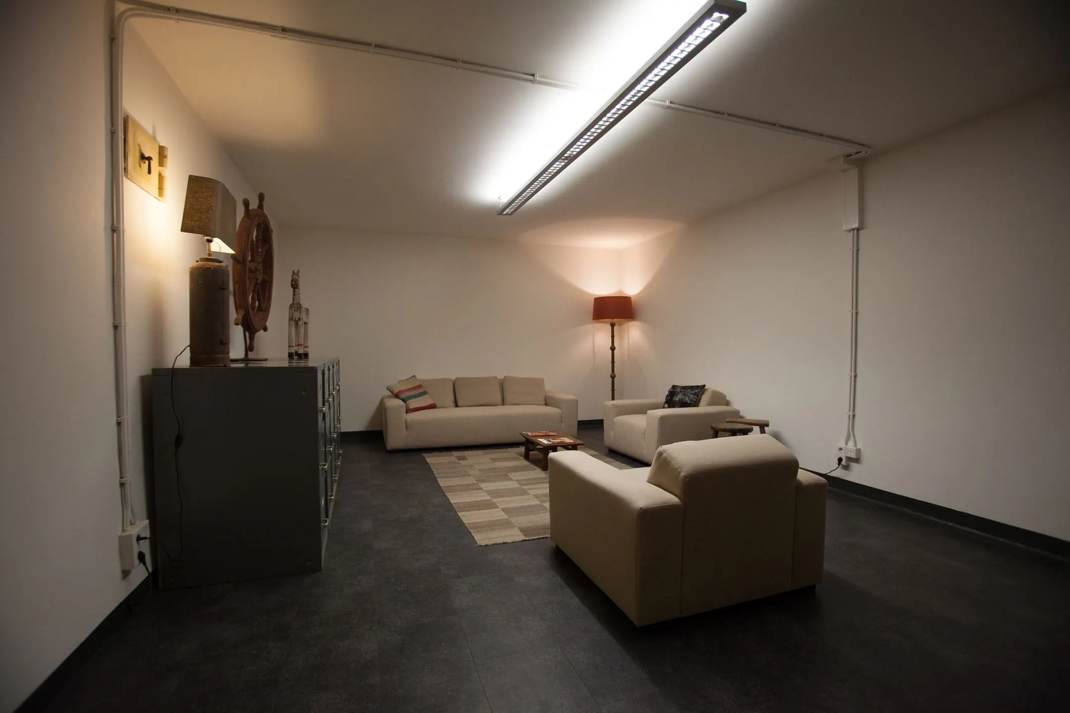 Modern ingerichte woonkamer met beige zitmeubels, een vloerkleed en warme sfeerverlichting in Ceresstraat 13.