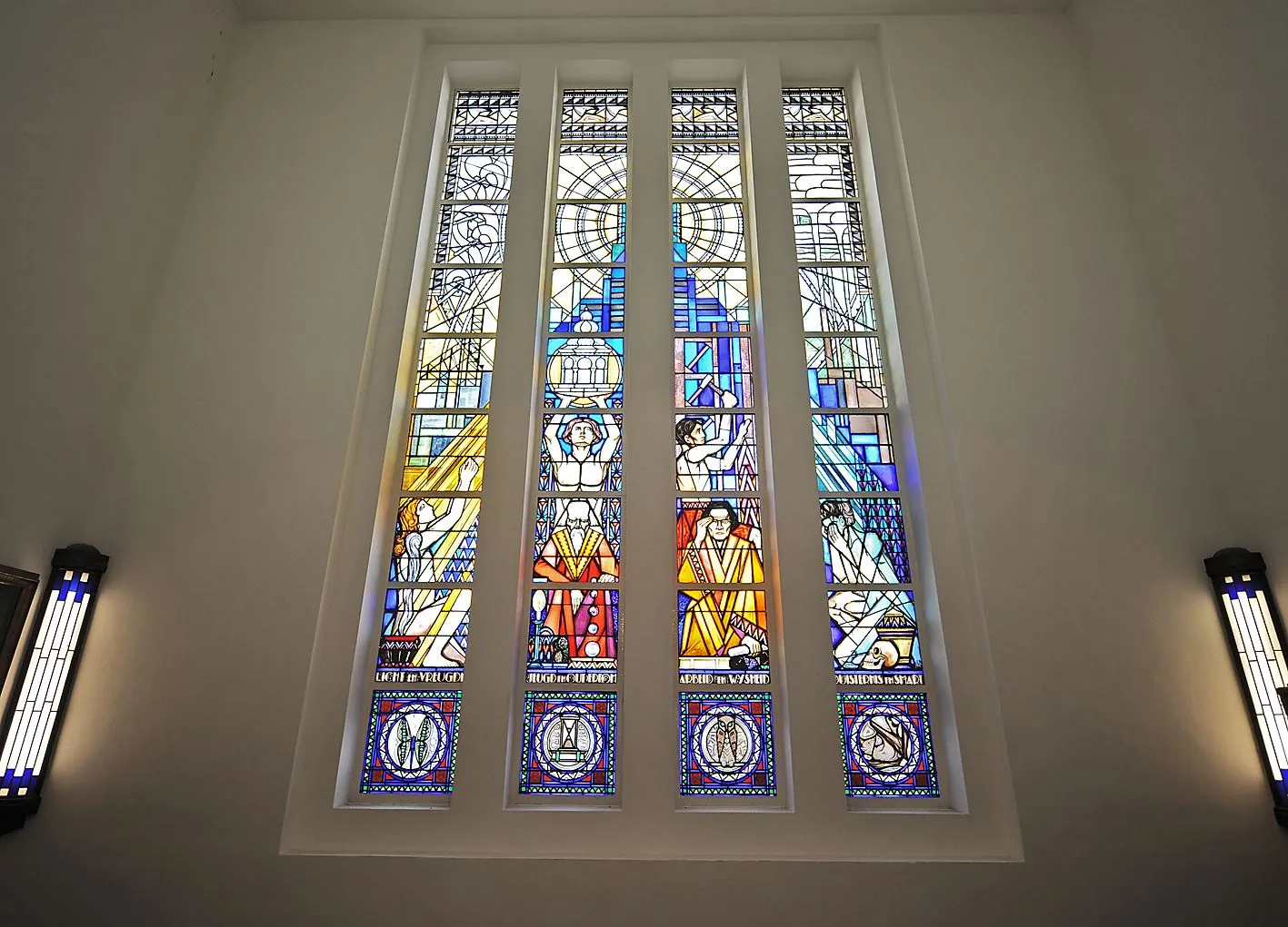 Glas-in-loodraam met kleurrijke voorstellingen en symboliek in een gebouw aan de Ceresstraat 13.