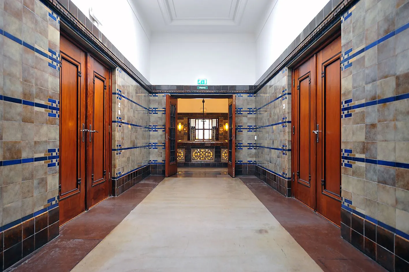 Hal met betegelde wanden, houten deuren en zicht op een sierlijke ruimte in Ceresstraat 13.