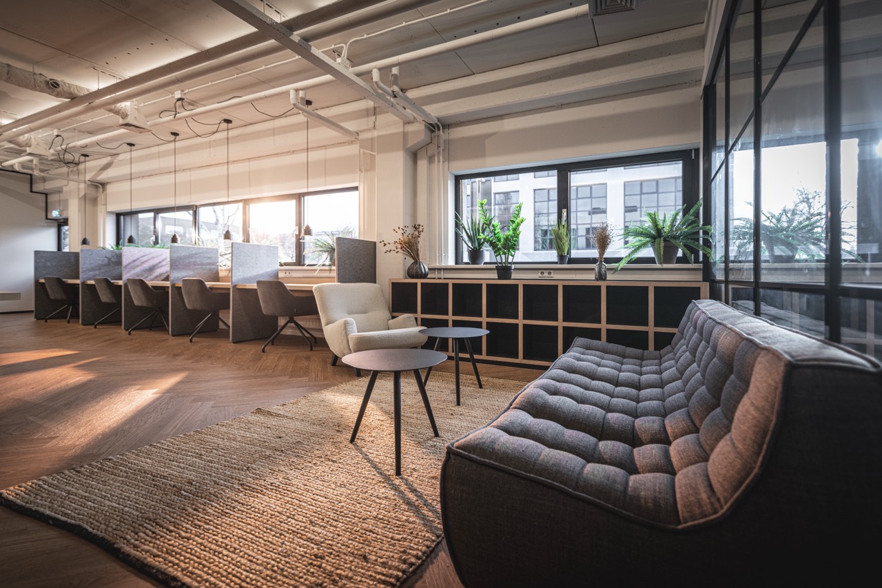 Moderne co-workingruimte in de Delta bibliotheek met werkplekken, loungehoek en veel natuurlijk licht.