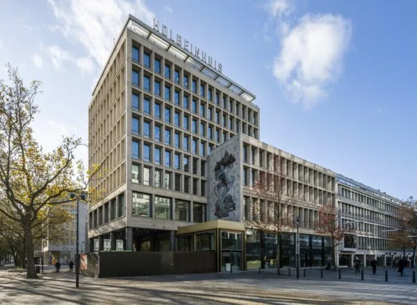 Voorgevel van het Holbeinhuis aan de Coolsingel 65 in Rotterdam, met moderne architectuur en een opvallende muurschildering.