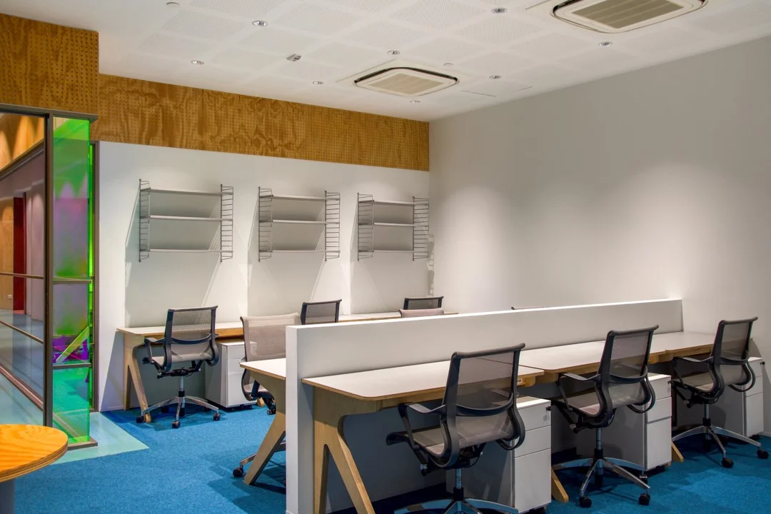 Moderne kantoorruimte in Coolsingel 65 met werkplekken, bureaustoelen en wandrekken.