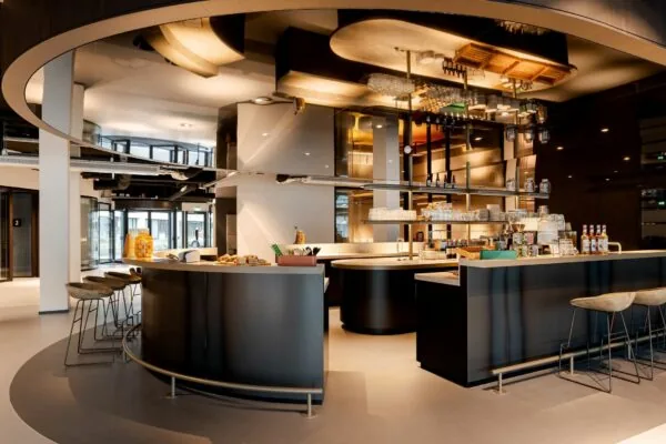 Moderne horecaruimte met bar en zitgedeelte in het pand aan de Daalsesingel 51.