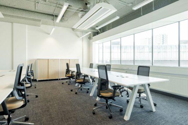 Moderne en lichte kantoorruimte aan de Daalsesingel 51 met bureaus, ergonomische bureaustoelen en grote ramen.