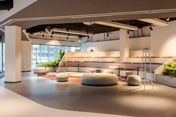 Moderne zithoek met tribune, ronde poefs en veel daglicht in Daalsesingel 51.