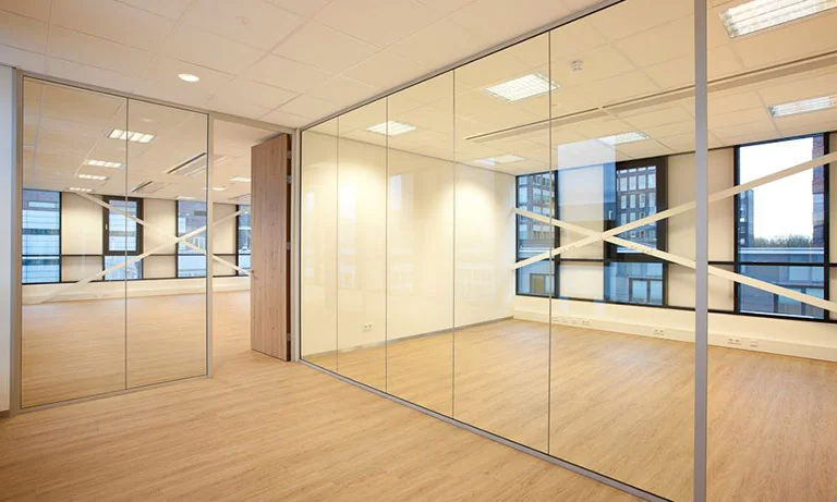 Modern kantoorinterieur aan de De Boelelaan 30 met glazen wanden, houten vloer en strakke afwerking.