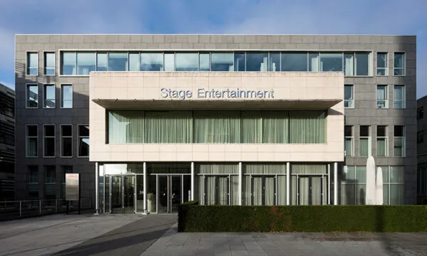 Voorgevel van het kantoorgebouw van Stage Entertainment aan de De Boelelaan 30 in Amsterdam.