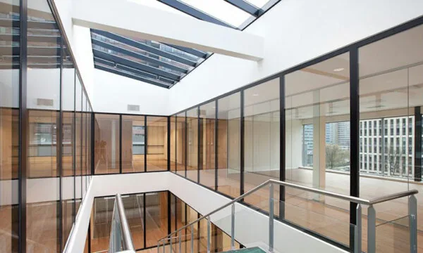 Moderne kantoorruimte aan De Boelelaan 30 met glazen wanden en dakramen.