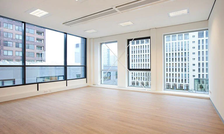 Licht en modern kantoor met houten vloer en grote ramen aan de De Boelelaan.