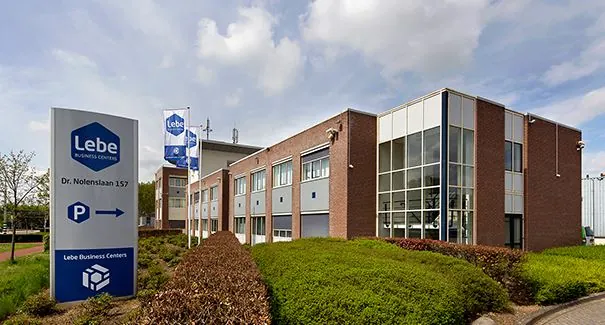 Zakelijk bedrijfsgebouw van Lebe Business Centers aan de Dr. Nolenslaan 157 met duidelijk zichtbaar gevelbord.