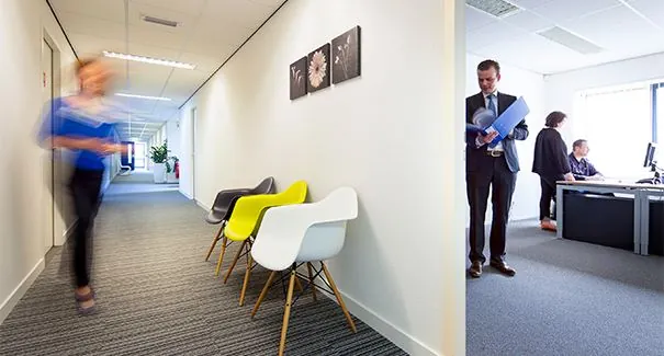 Kantoorinterieur aan de Dr. Nolenslaan 157 met moderne wachtruimte en werknemers aan het werk.