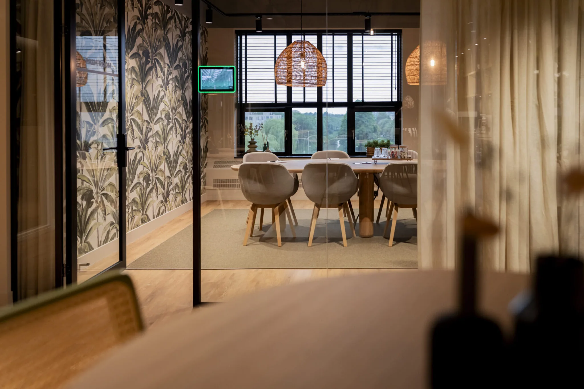 Stijlvol ingerichte vergaderruimte in EO Diemen met houten tafel, moderne stoelen en natuurlijke verlichting.