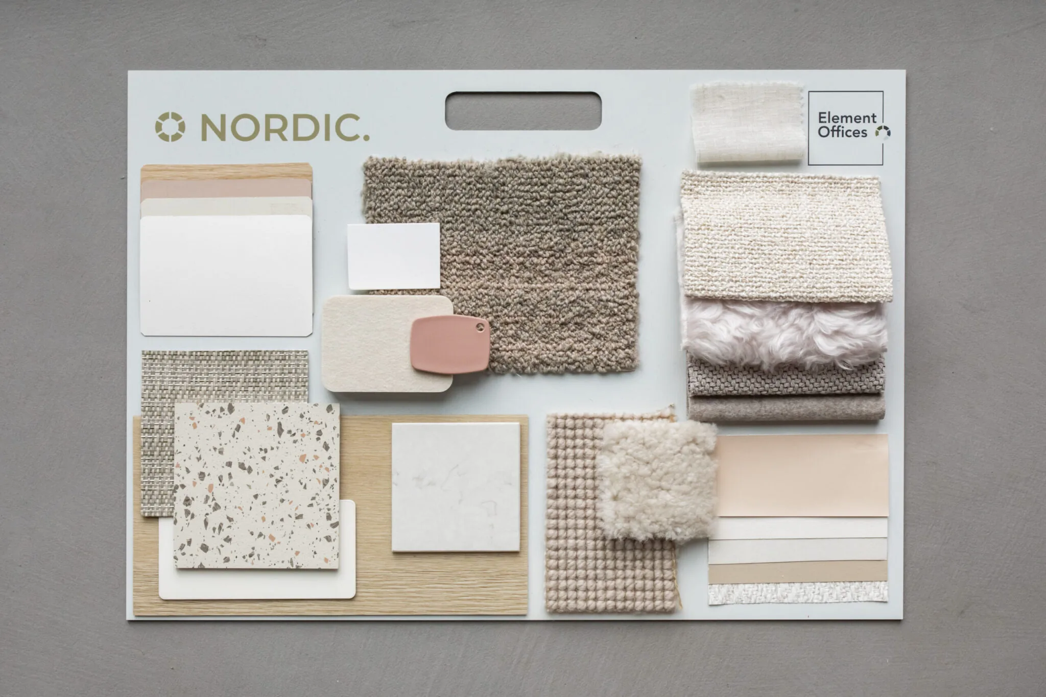 Staalkaart met stoffen, kleuren en materialen in neutrale en zachte tinten voor interieurontwerp van Element Offices Nordic in Diemen.