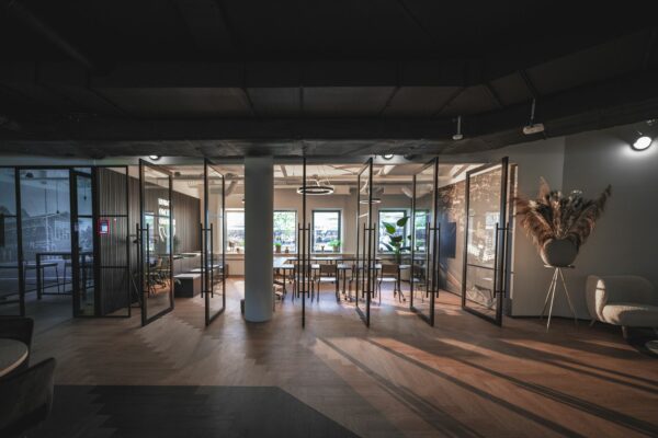 Moderne vergaderruimte met glazen wanden en houten vloer aan de Egbert Gorterstraat 2-14.