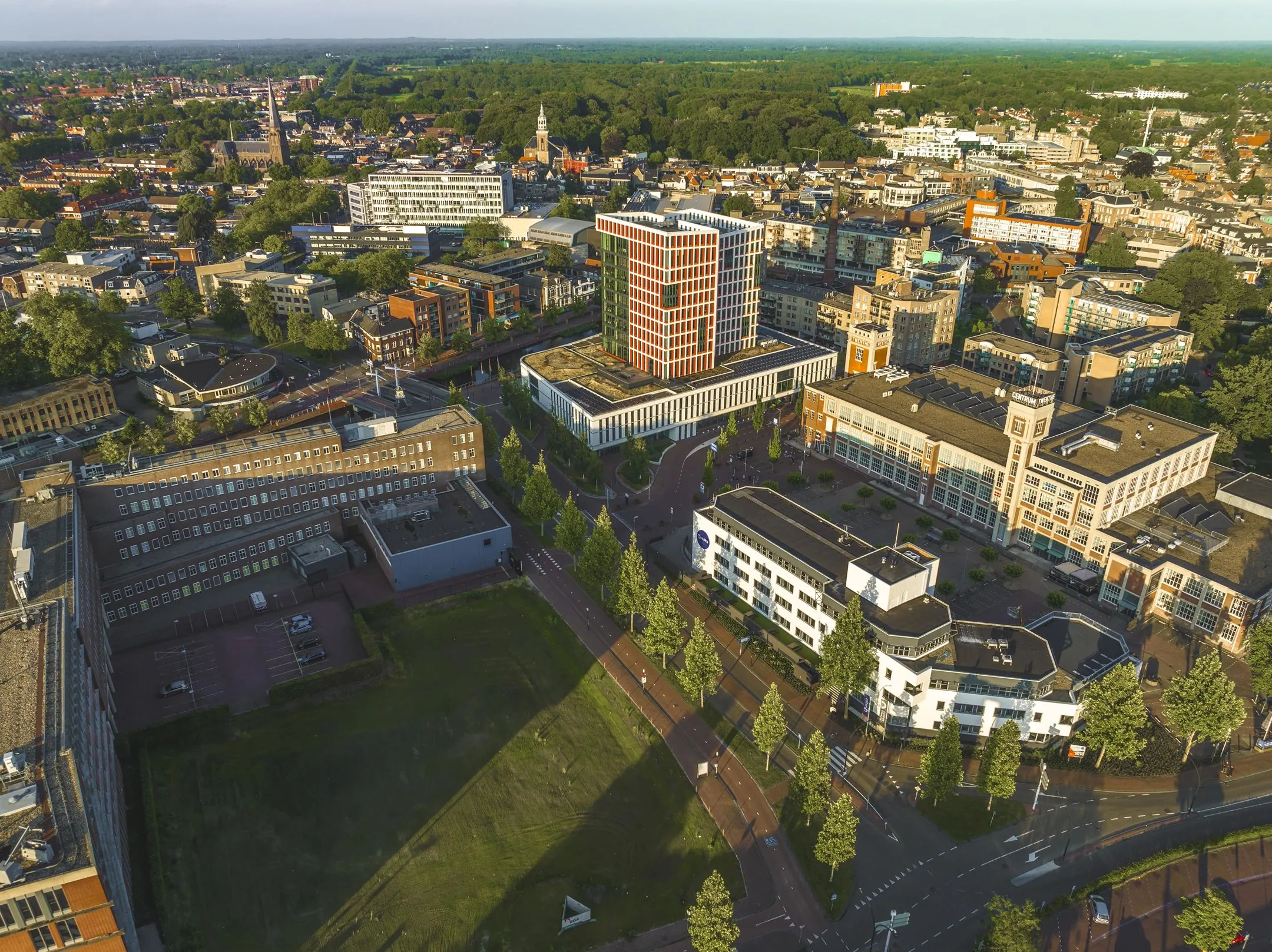 Luchtfoto van Egbert Gorterstraat 2-14 in Enschede met omliggende gebouwen en groene omgeving.