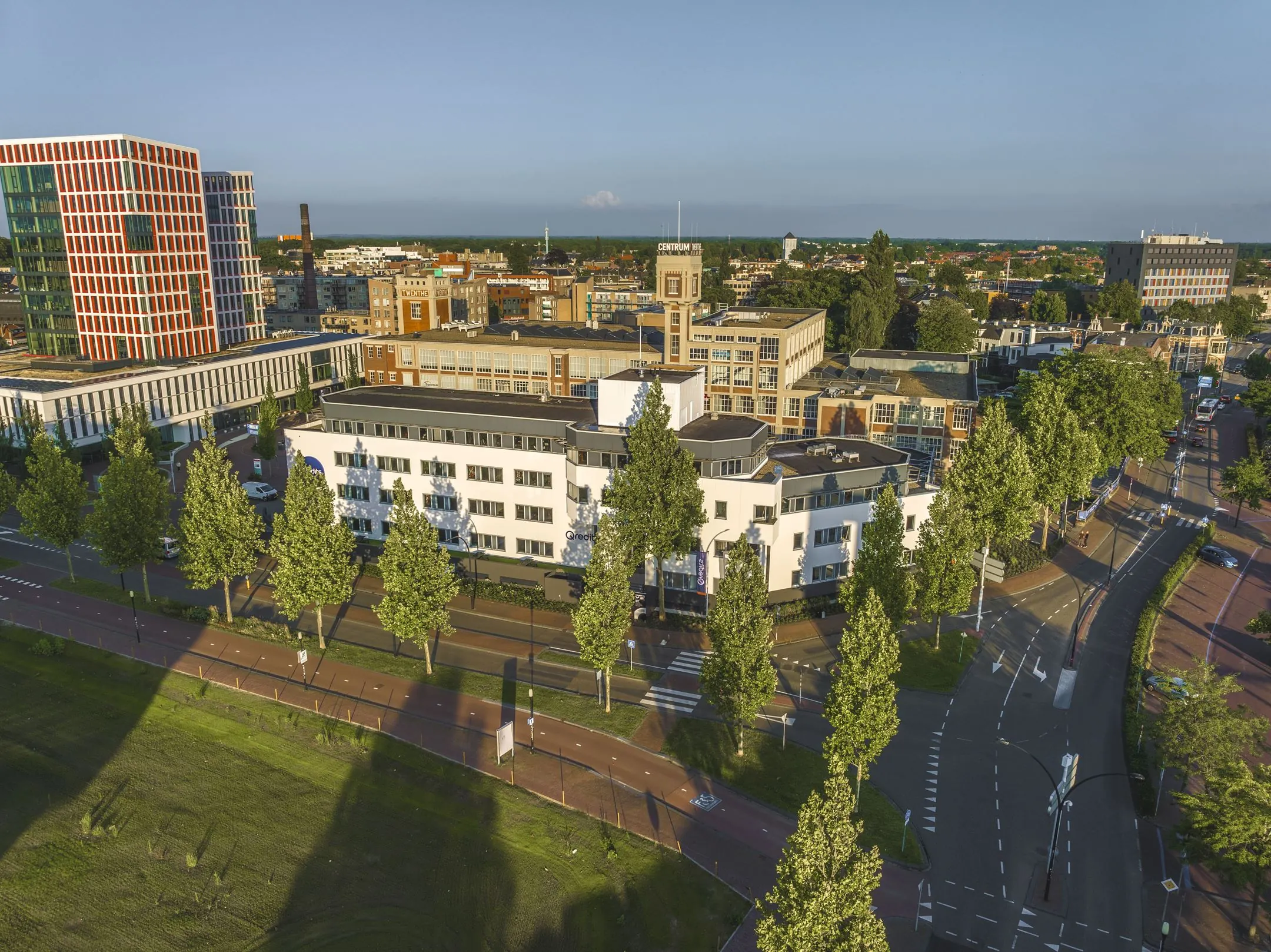 Luchtfoto van het kantoorgebouw aan de Egbert Gorterstraat 2-14 in Groningen, omgeven door bomen en wegen.