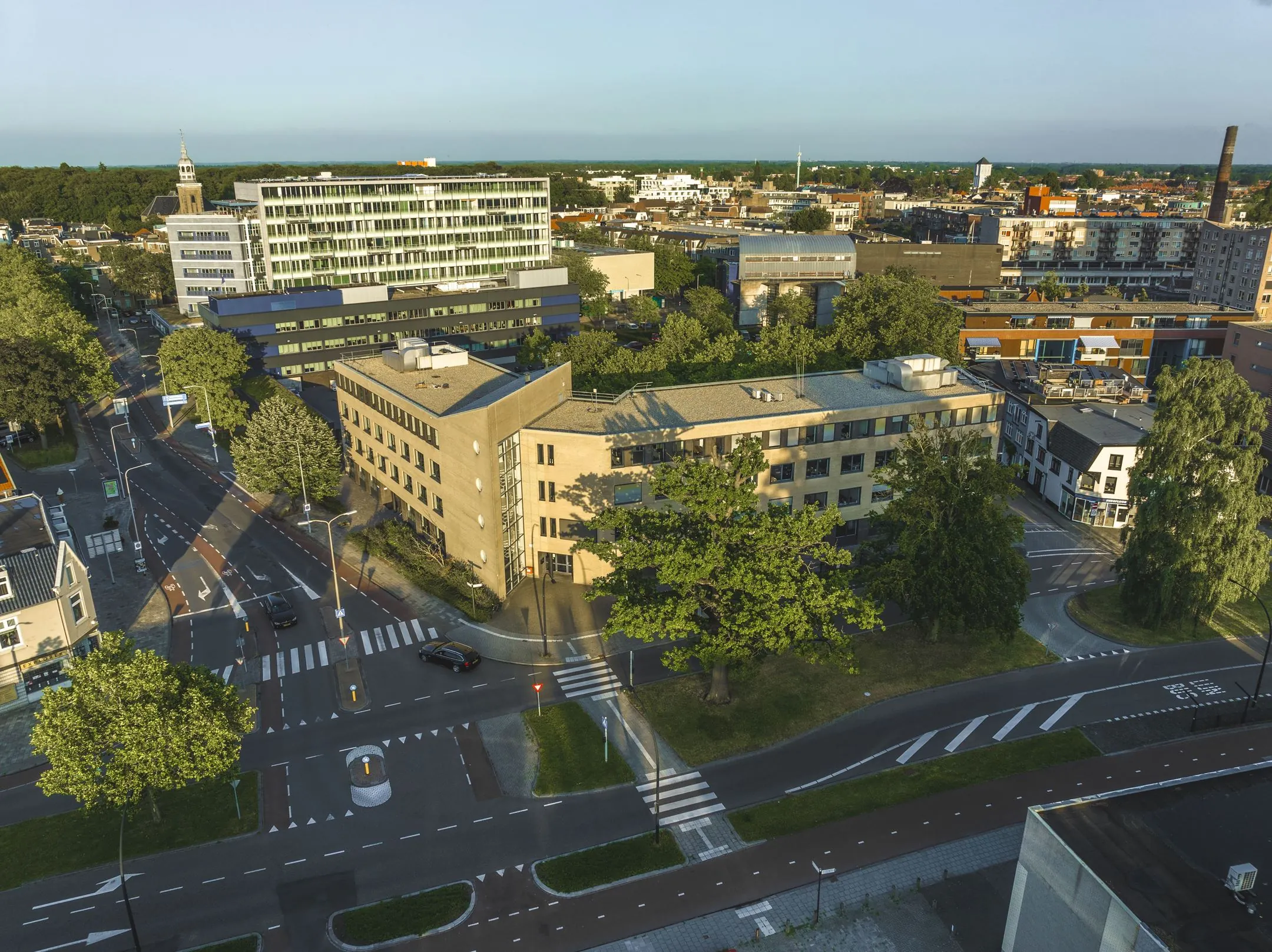 Luchtfoto van het gebouw aan Egbert Gorterstraat 2-14 in Enschede, omringd door wegen, bomen en omliggende bebouwing.