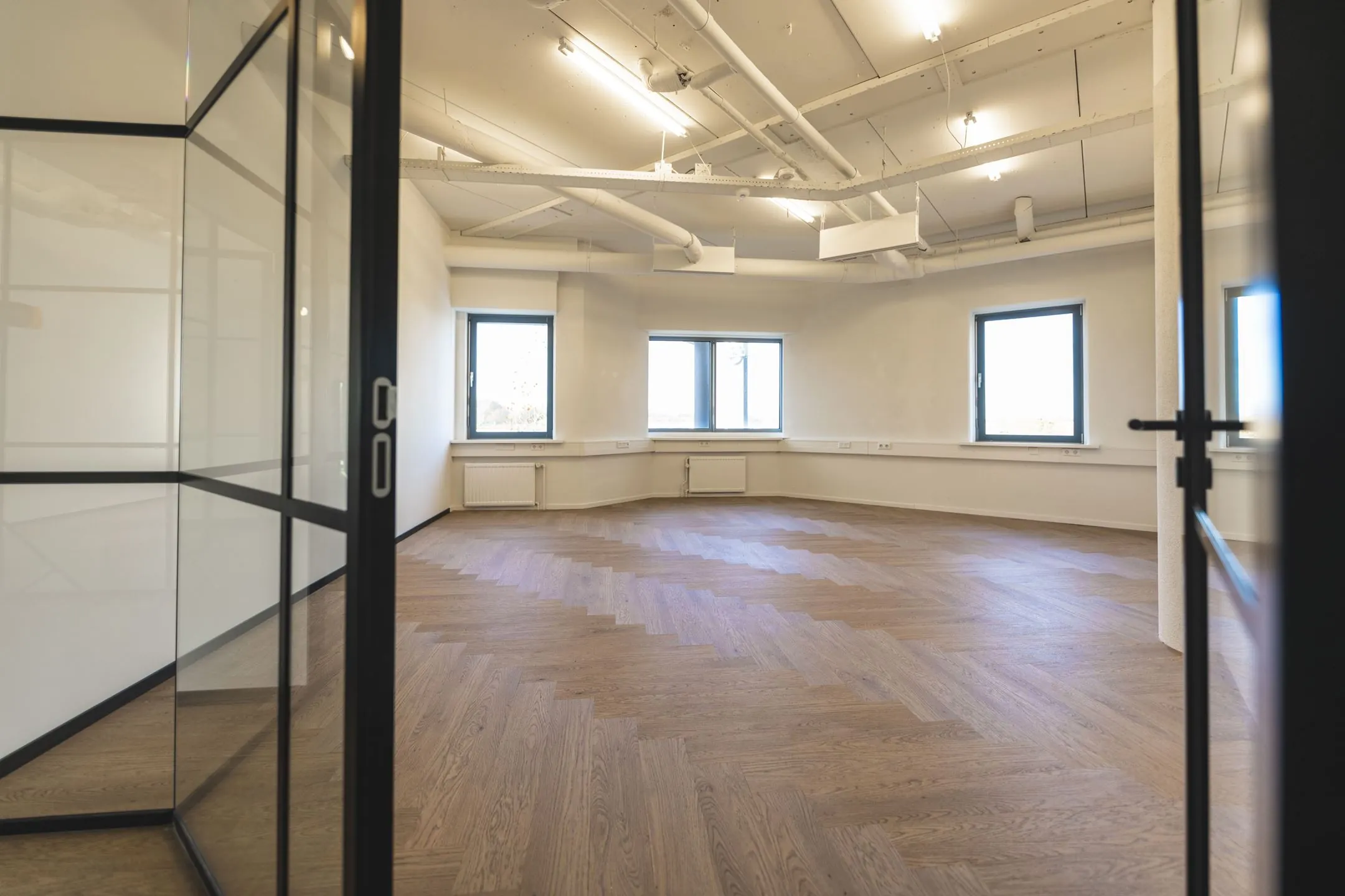 Licht en modern kantoorruimte met visgraatvloer aan de Egbert Gorterstraat 2-14.