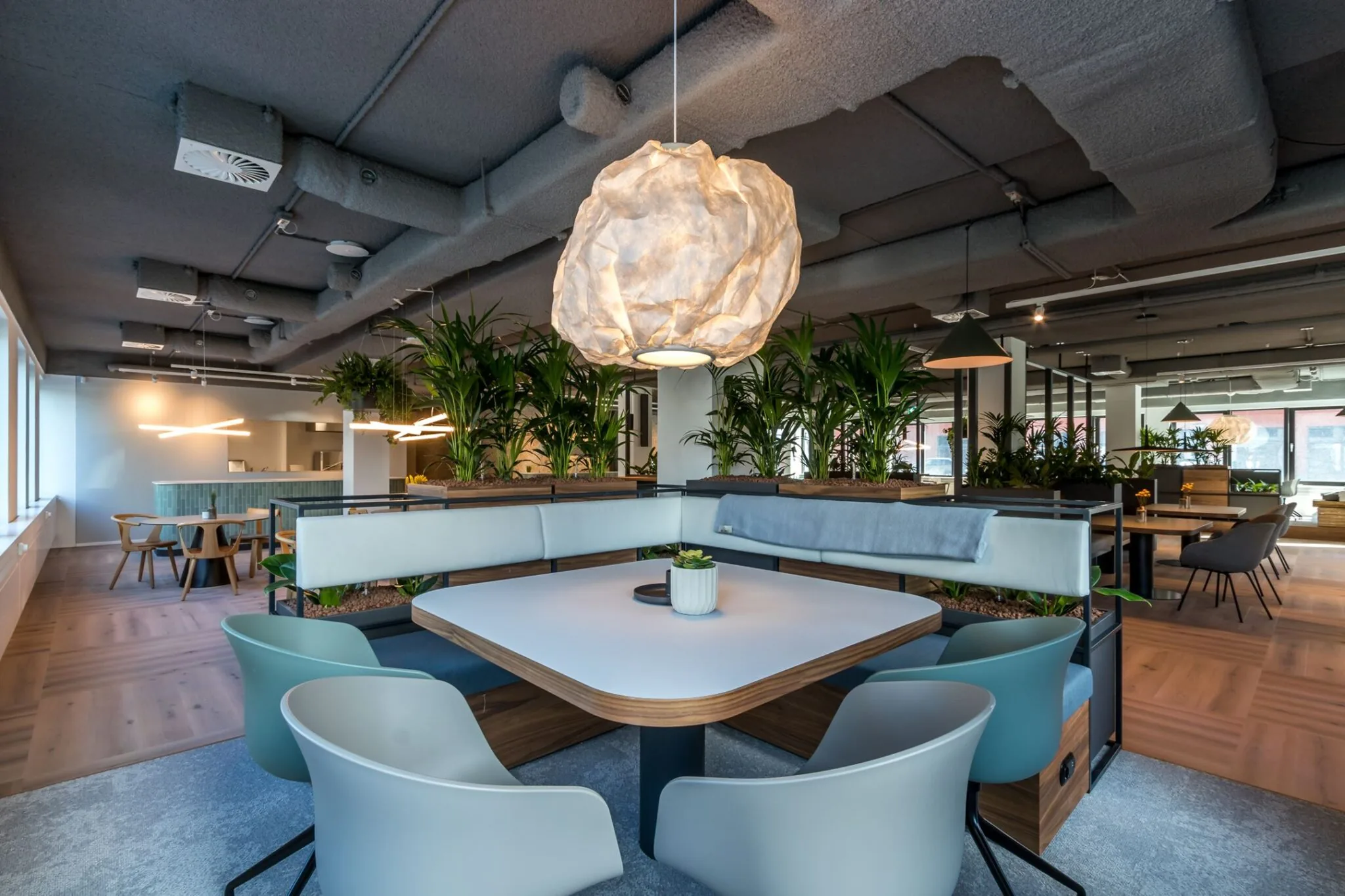 Modern ingerichte kantoorruimte aan de Euclideslaan 265 met zitgedeelte, planten en sfeerverlichting.