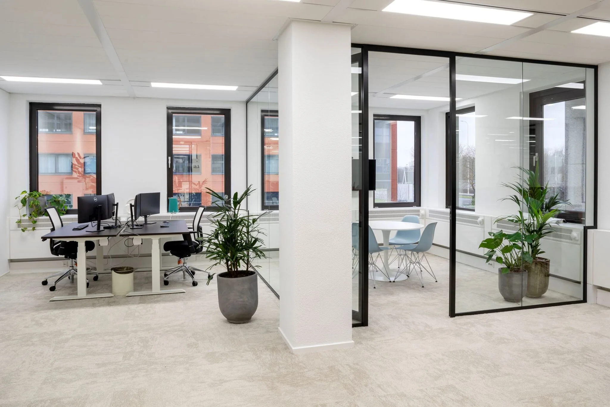 Modern kantoorinterieur aan de Euclideslaan 265 met bureaus, vergaderruimte en grote ramen.