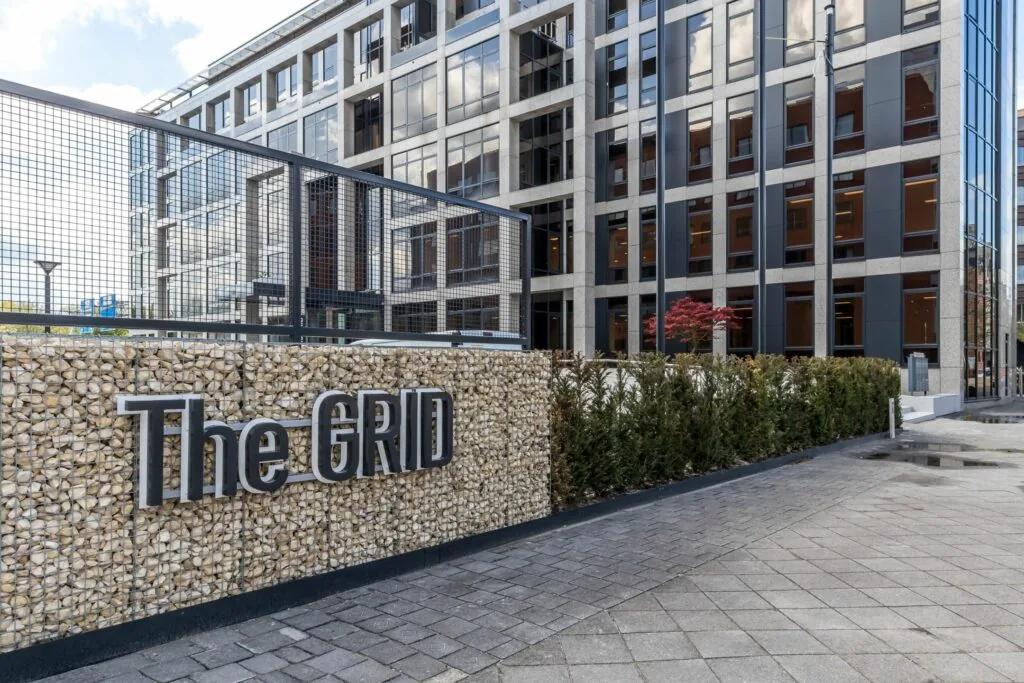 Moderne kantoorgebouw "The GRID" aan de Euclideslaan 265 met een stenen gevel en strak glazen front.