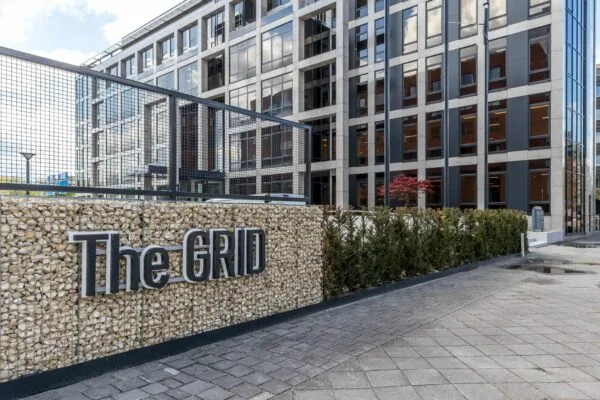 Moderne kantoorgebouw "The GRID" aan de Euclideslaan 265 met een stenen gevel en strak glazen front.