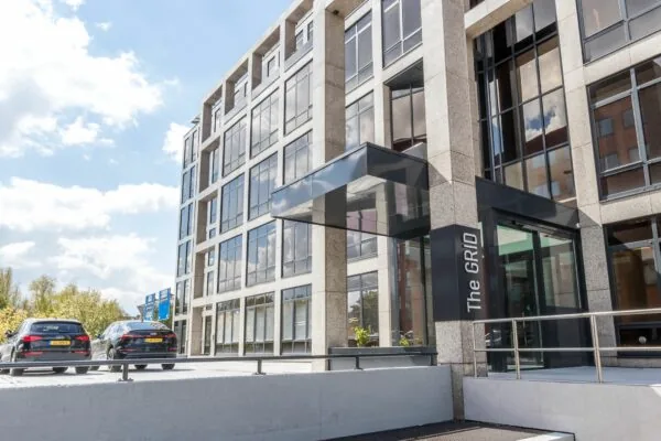 Moderne kantoorgebouw aan de Euclideslaan 265 met glazen gevel en entree met het logo “The GRID”.