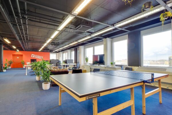 Modern kantoorinterieur aan de Europalaan 400 met werkplekken, een tafeltennistafel en veel natuurlijke lichtinval.