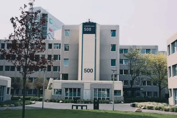 Vooraanzicht van het kantoorgebouw Europalaan 500 met omliggend groen en bomen.
