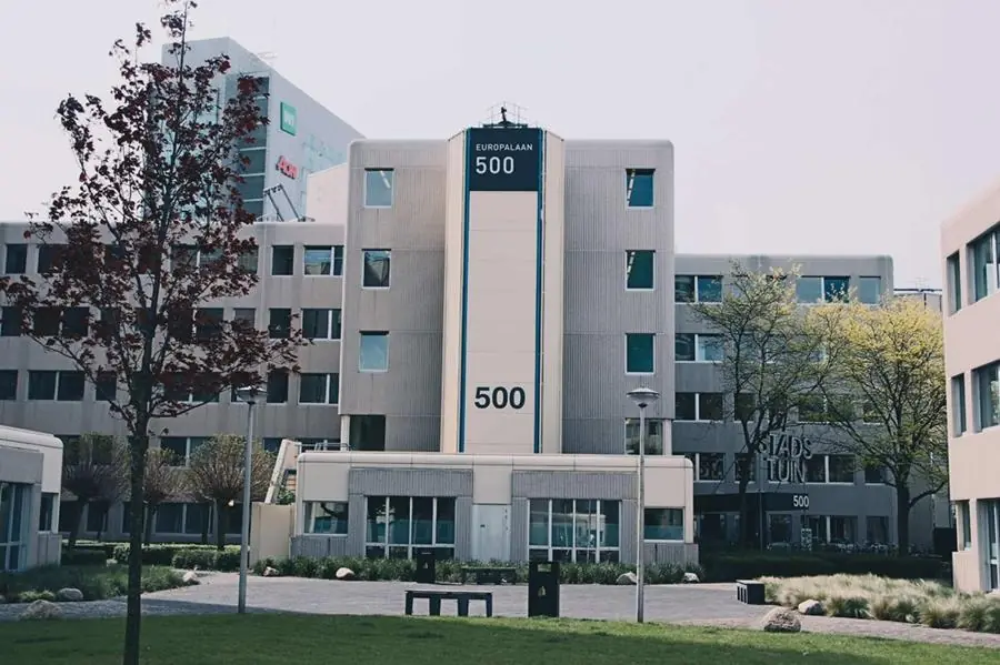 Vooraanzicht van het kantoorgebouw Europalaan 500 met omliggend groen en bomen.